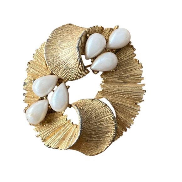Vintage BSK gold-tone faux pearl wreath pin brooch. - Picture 4 of 4
